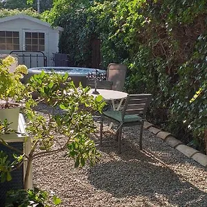 Gasthuis Le Petit Jardin ..., LʼIsle-sur-la-Sorgue